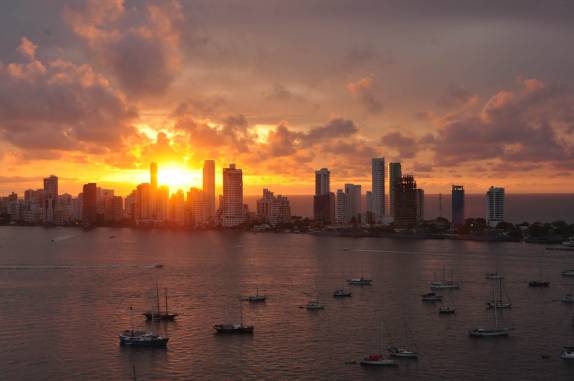 O incrível pôr-do-sol sobre a baía de Cartagena, na Colômbia, visto do 20o andar, no apartamento do Eligio